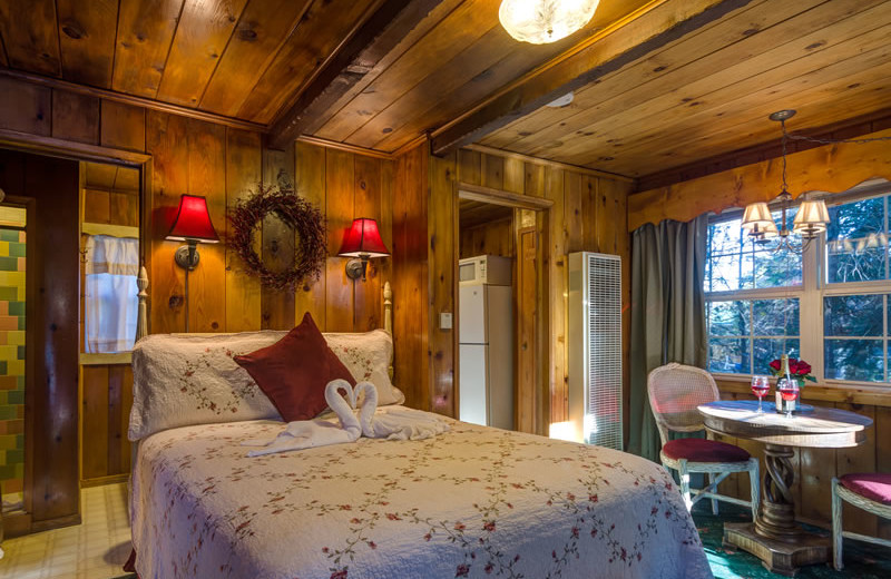 Cabin bedroom at Arrowhead Pine Rose Cabins.