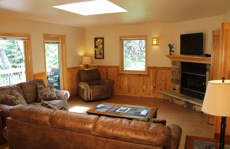 Guest living room at Mount Shasta Resort.