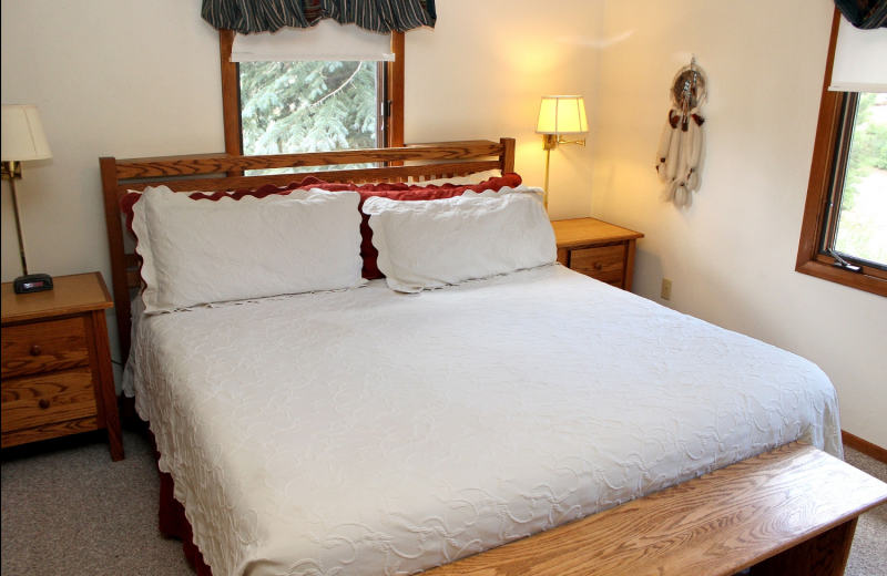 Cabin bedroom at Sunnyside Knoll Resort.