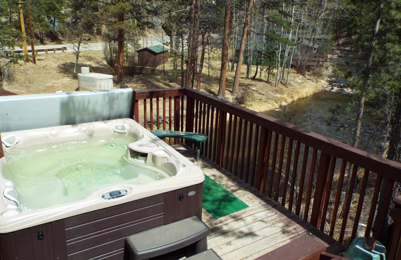 Hot tub at Rustic River Cabins.