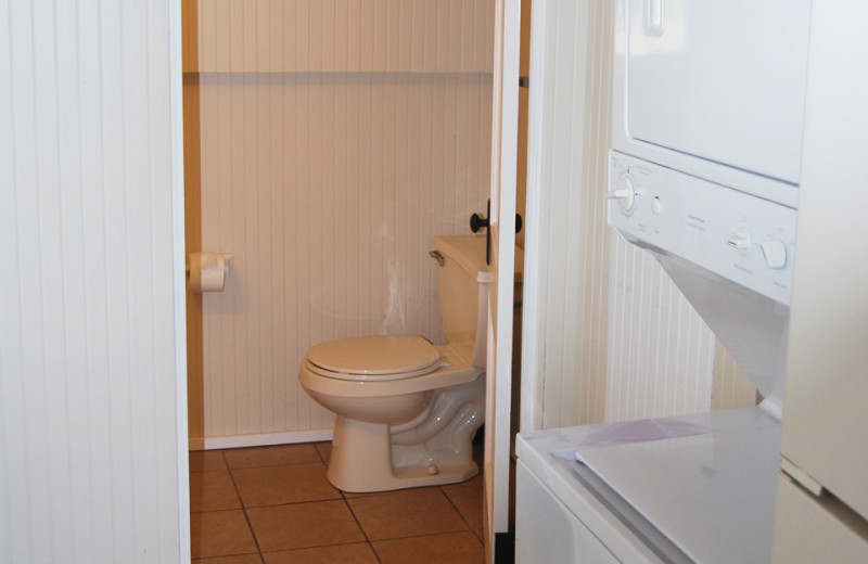 Cottage bathroom at Hawk's Nest Beach.