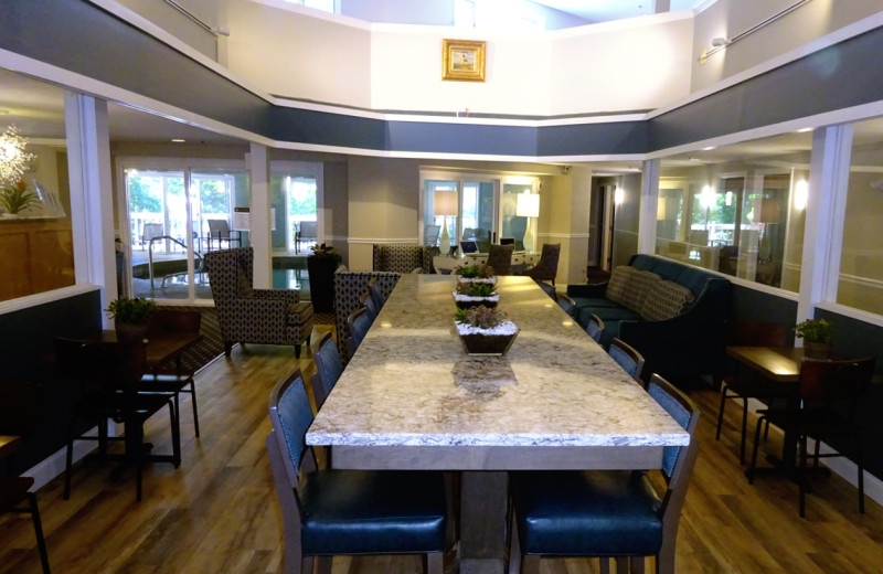 Lobby at OgunquitHotels.net.