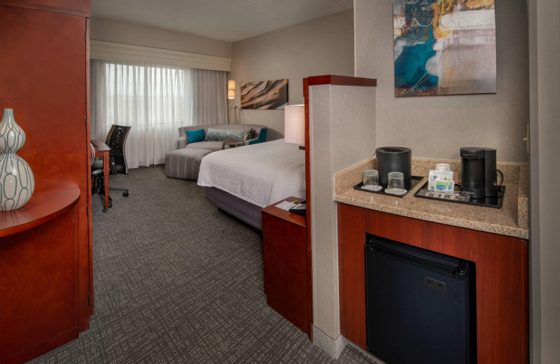 Guest room at Courtyard Hagerstown.