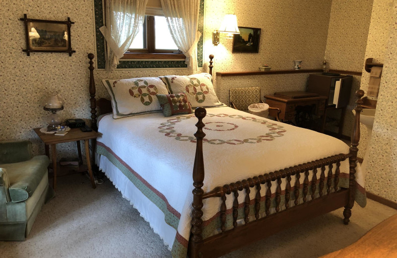 Guest room at Pinehaven Bed 