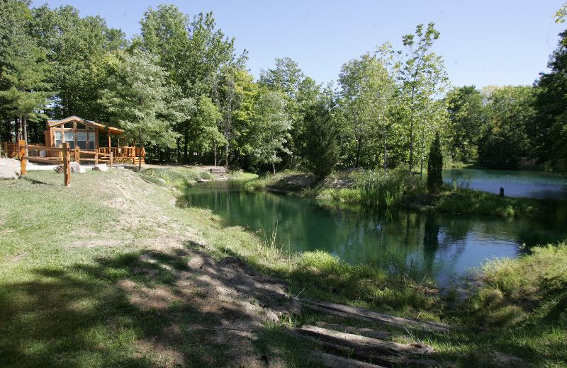 Exterior view of Lakeside Cabins Resort.