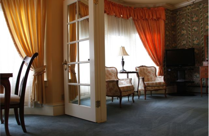 Guest room at Nob Hill Inn.
