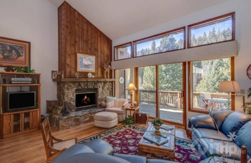 Rental living room at iTrip - Breckenridge.