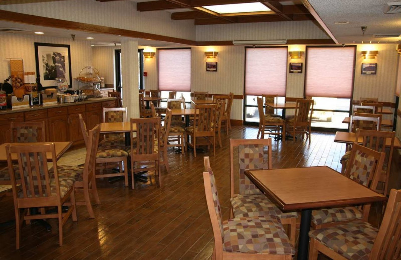 Dining room at Hampton Inn Springfield-South.