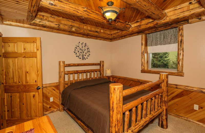 Guest room at Sojourner's Lodge & Log Cabin Suites.