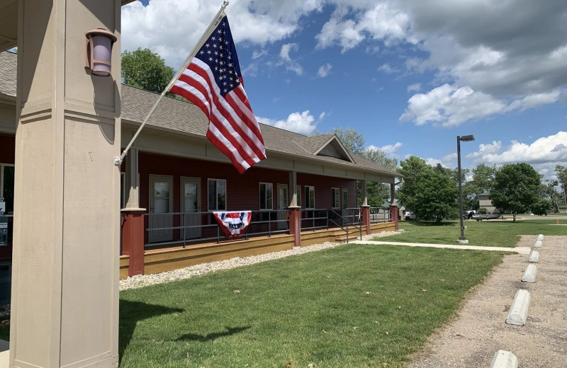 Exterior view of Battle Lake Inn.