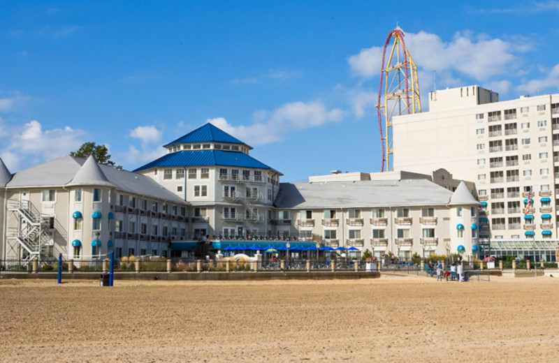 Exterior view of Hotel Breakers.