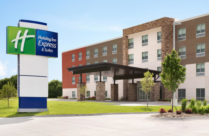 Exterior view of Holiday Inn Express & Suites Millersburg.