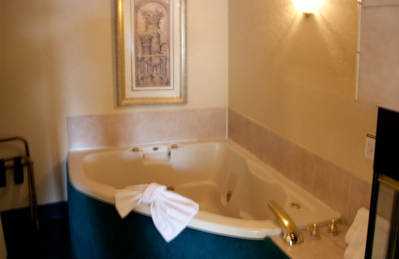 Bathroom tub at Old Creek Resort.