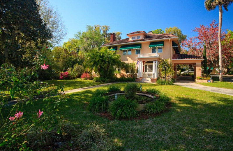 Exterior view of Magnolia Inn Bed & Breakfast.