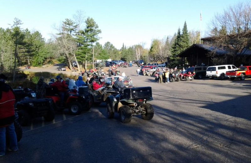 Exterior view of Lakewoods Resort.