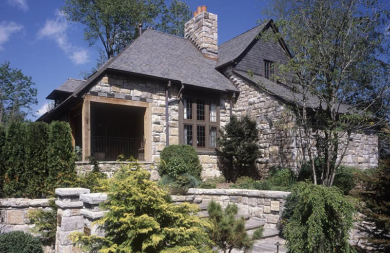 Exterior View of Old Edwards Inn and Spa