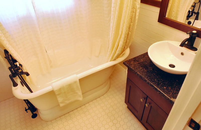 Guest bathroom at Elkhorn Manor.