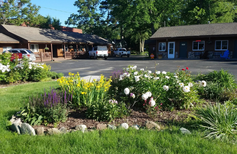 Exterior view of Mitchell Creek Inn.