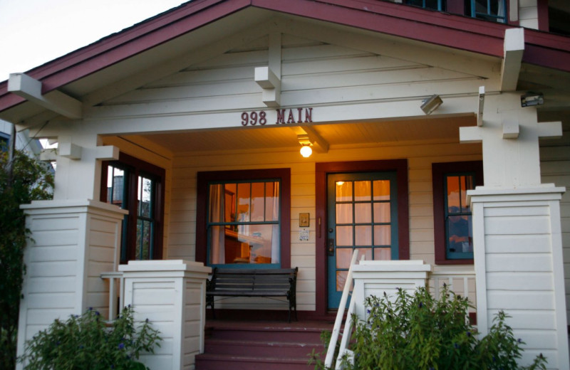 Cottage exterior at Alegria Inn.