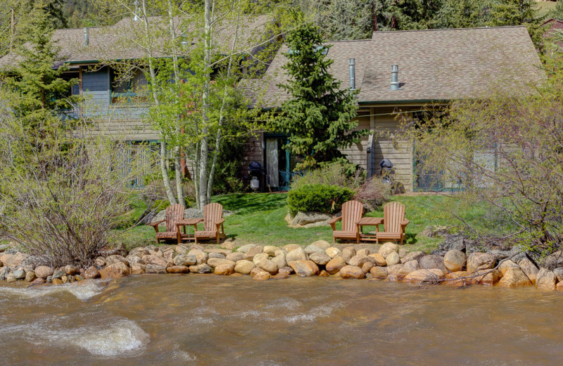 Exterior view of River Stone Resorts & Bear Paw Suites.