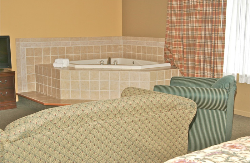 Guest hot tub at Stone Fence Resort.