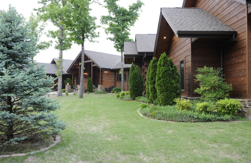 Exterior cabin view at The White River Inn.