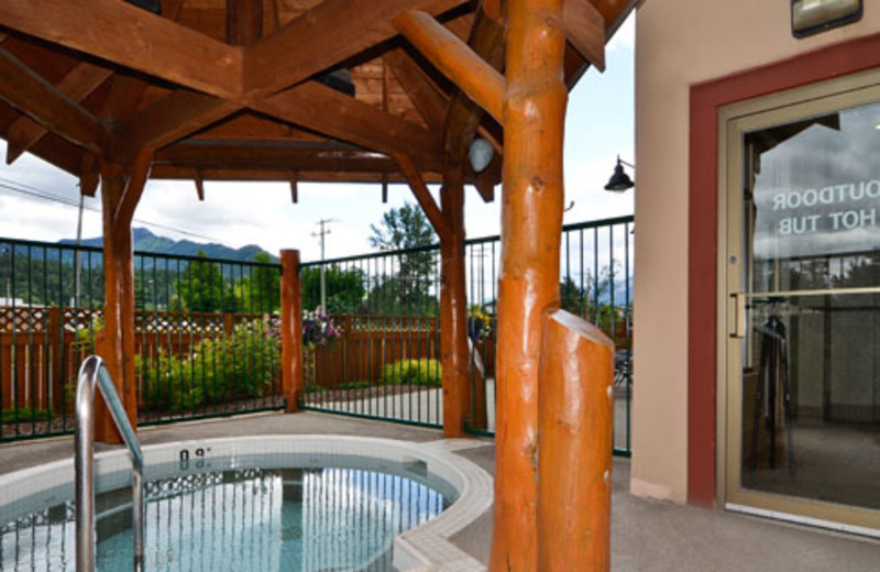 Outdoor hot tub at Best Western Plus Fernie Mountain Lodge.