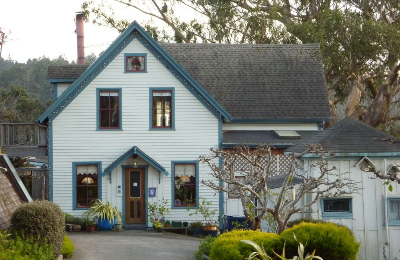 Exterior view of Alegria Inn.