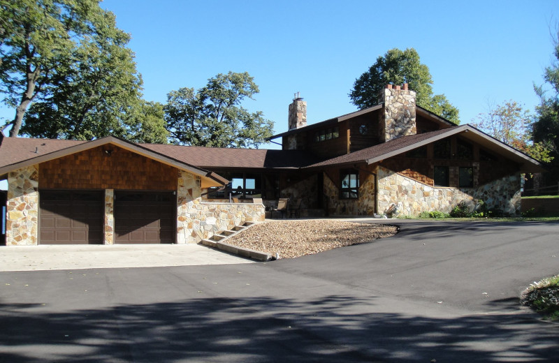 Front view of Sugarbush Lodge.