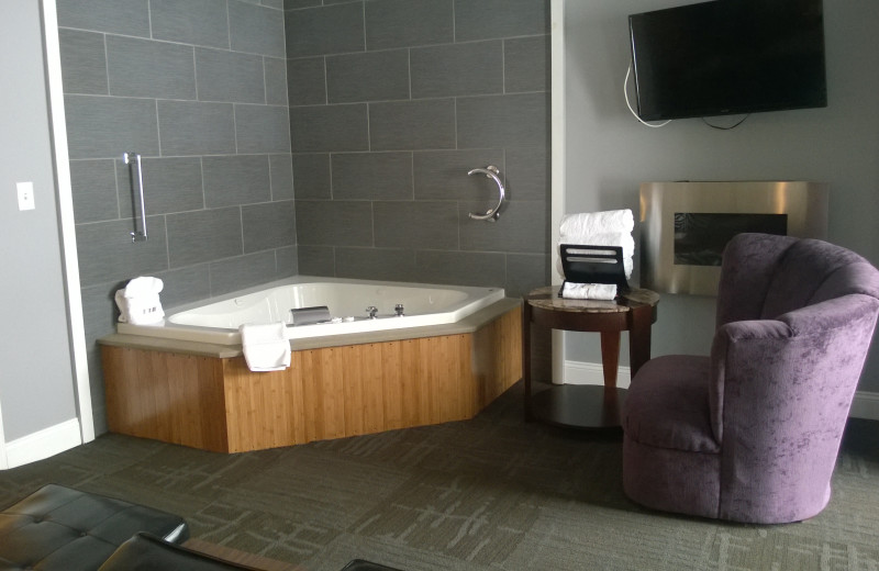 Guest jacuzzi at Miami Motel.