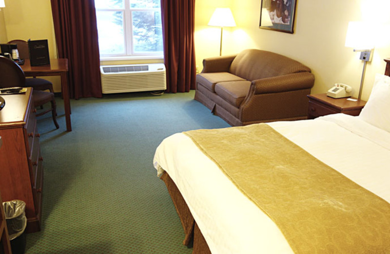 Guest room at Country Inn River Falls.