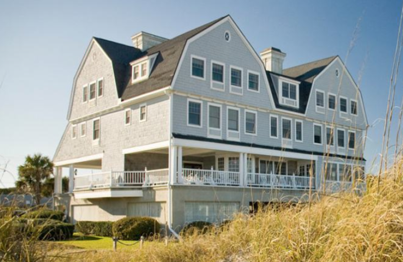 Exterior View of Elizabeth Pointe Lodge 