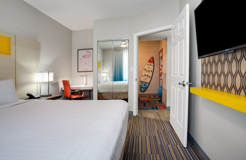 Guest room at Holiday Inn Resort Orlando Suites - Waterpark.