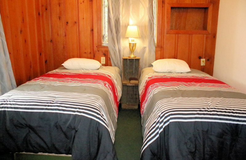 Guest bedroom at Lynnhurst Family Resort.