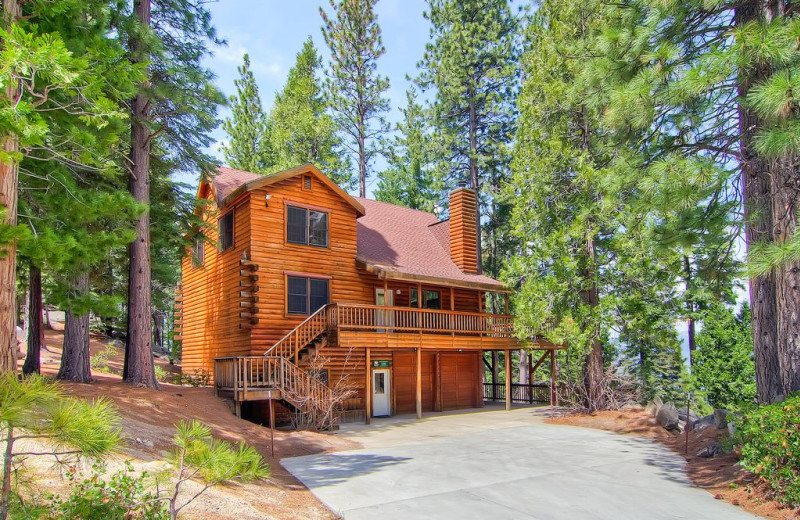 Rental exterior at Yosemite's Scenic Wonders.