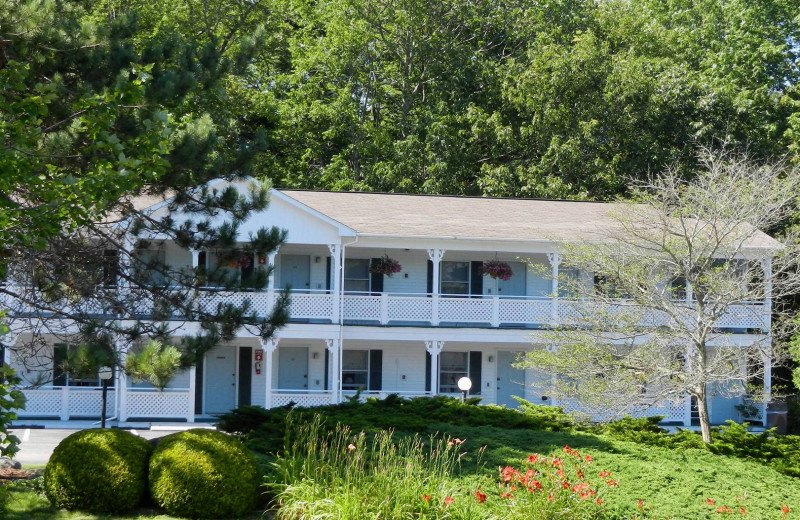 Exterior view of Cedar Crest Inn.