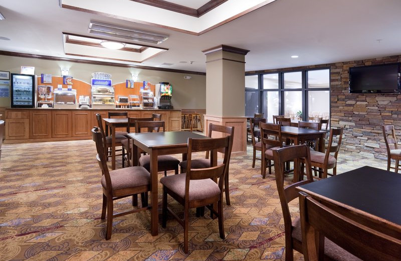 Breakfast dining at Holiday Inn Express & Suites Lander.