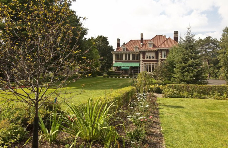 Exterior view of Cortland Alumni House.