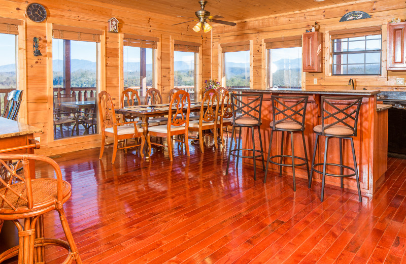 Cabin dining room at SmokyMountains.com.