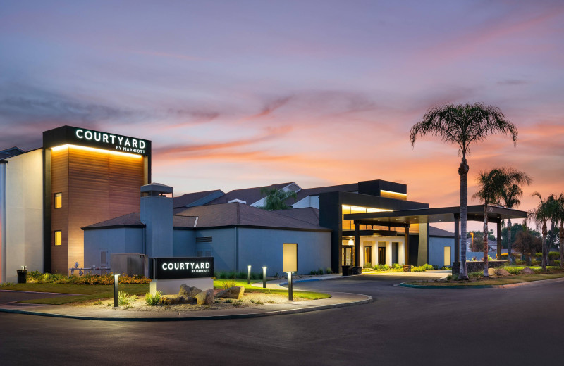 Exterior view of Courtyard by Marriott Fresno.