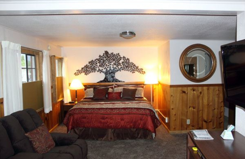 Guest room at Alpine Trail Ridge Inn.