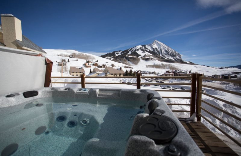 Rental hot tub at Alpine Getaways.