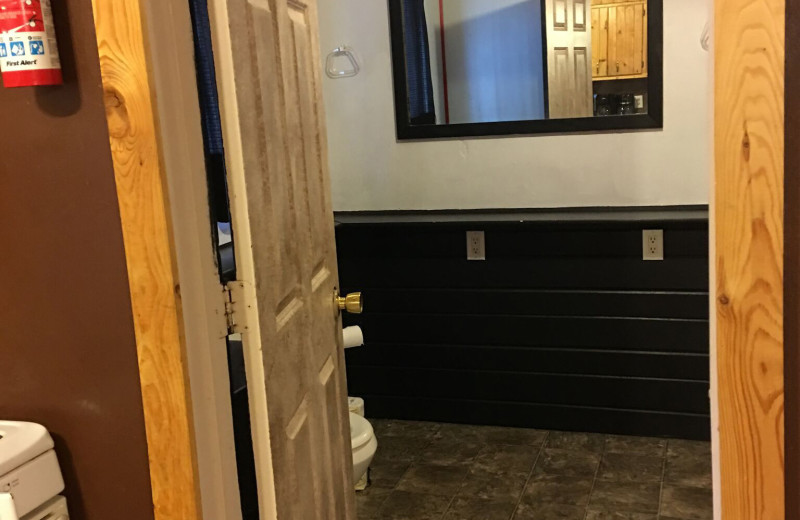 Cabin bathroom at Linder's HideAway Cabins.