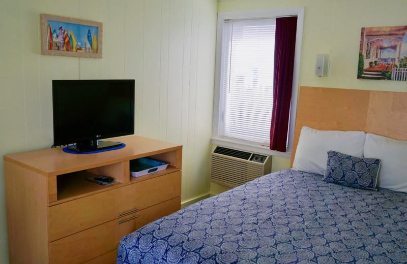 Guest room at Moontide Motel, Cabins and Apartments.