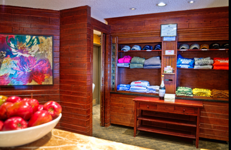 Gift shop at Ascend Hotel Collection-The Woodlands Inn.