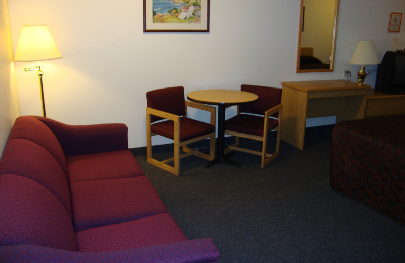 Sitting area in room at Couer d'Alene Budget Saver Motel.