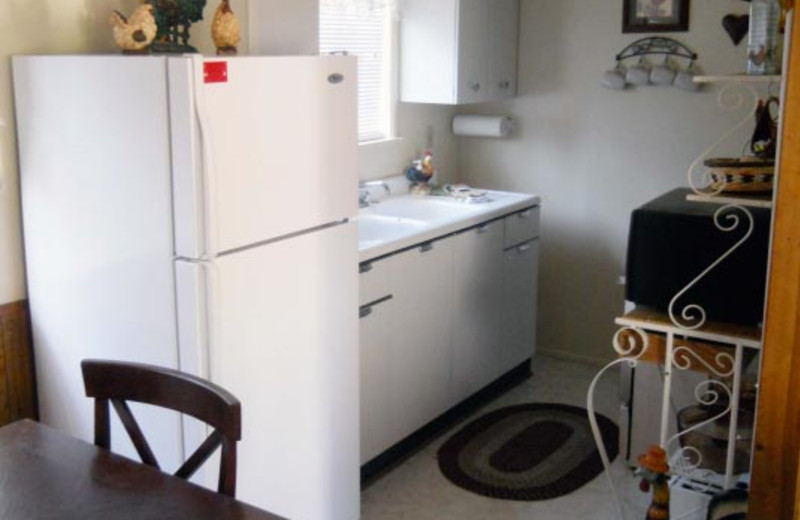 Cottage kitchen at Blue Horizon Lodge.