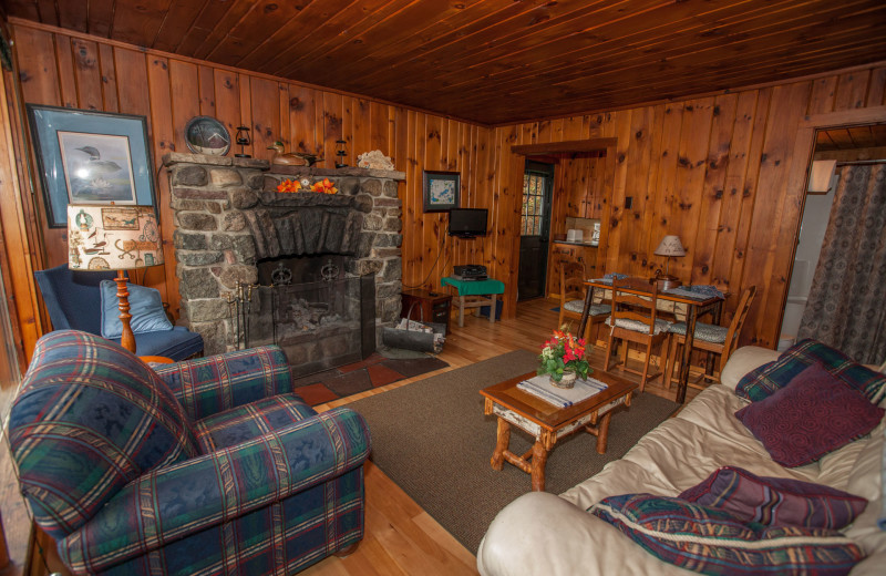 Cottage living room at Harbor Hill Inns 