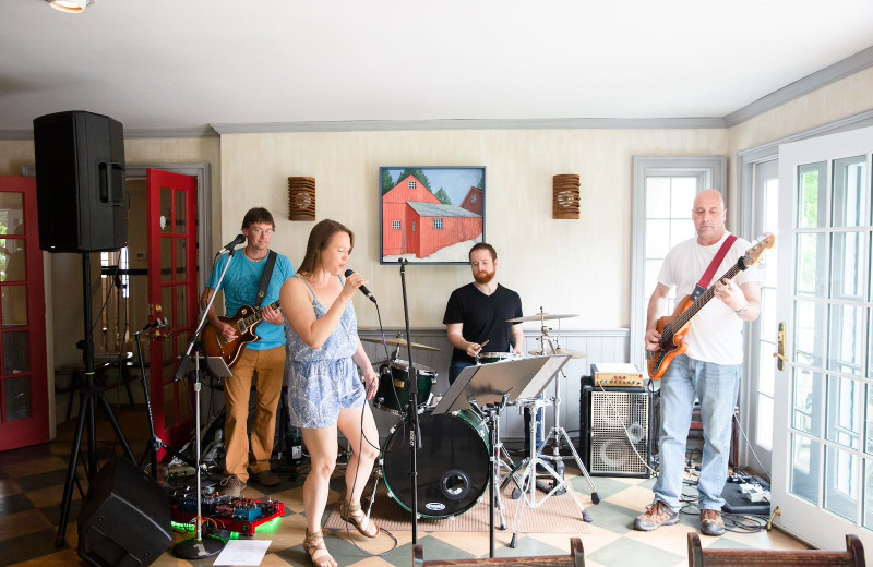 Live music at Four Columns Inn.