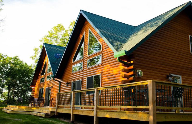 Family Log Retreat exterior at Hollywood's Resort.